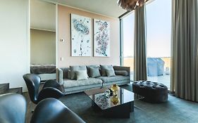 Luxury Harbourfront Penthouse With Private Rooftop